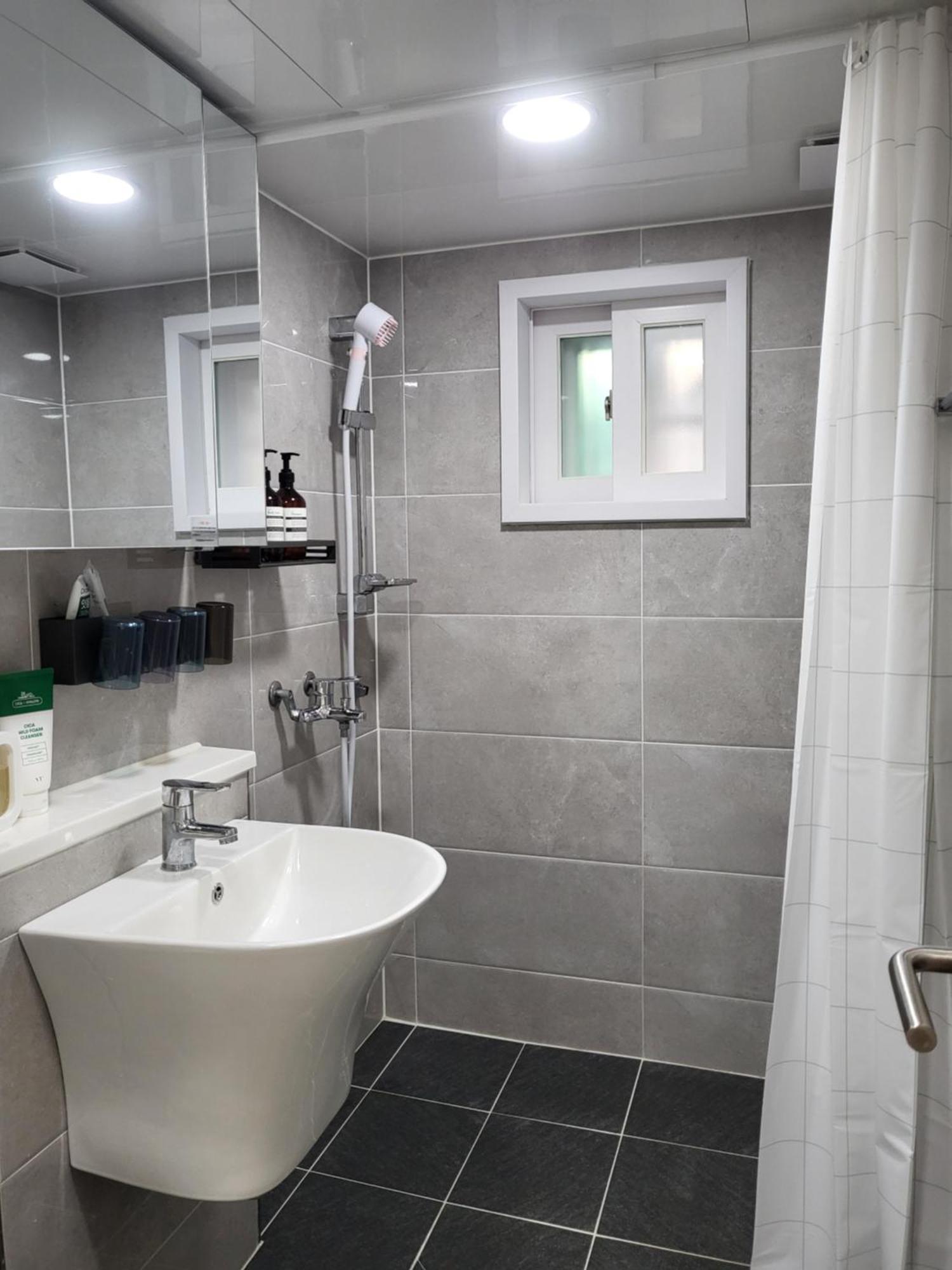Moon House In #quiet #airport Transport Nearby#1 Min To Line2 Nakseongdae Subway Seoul